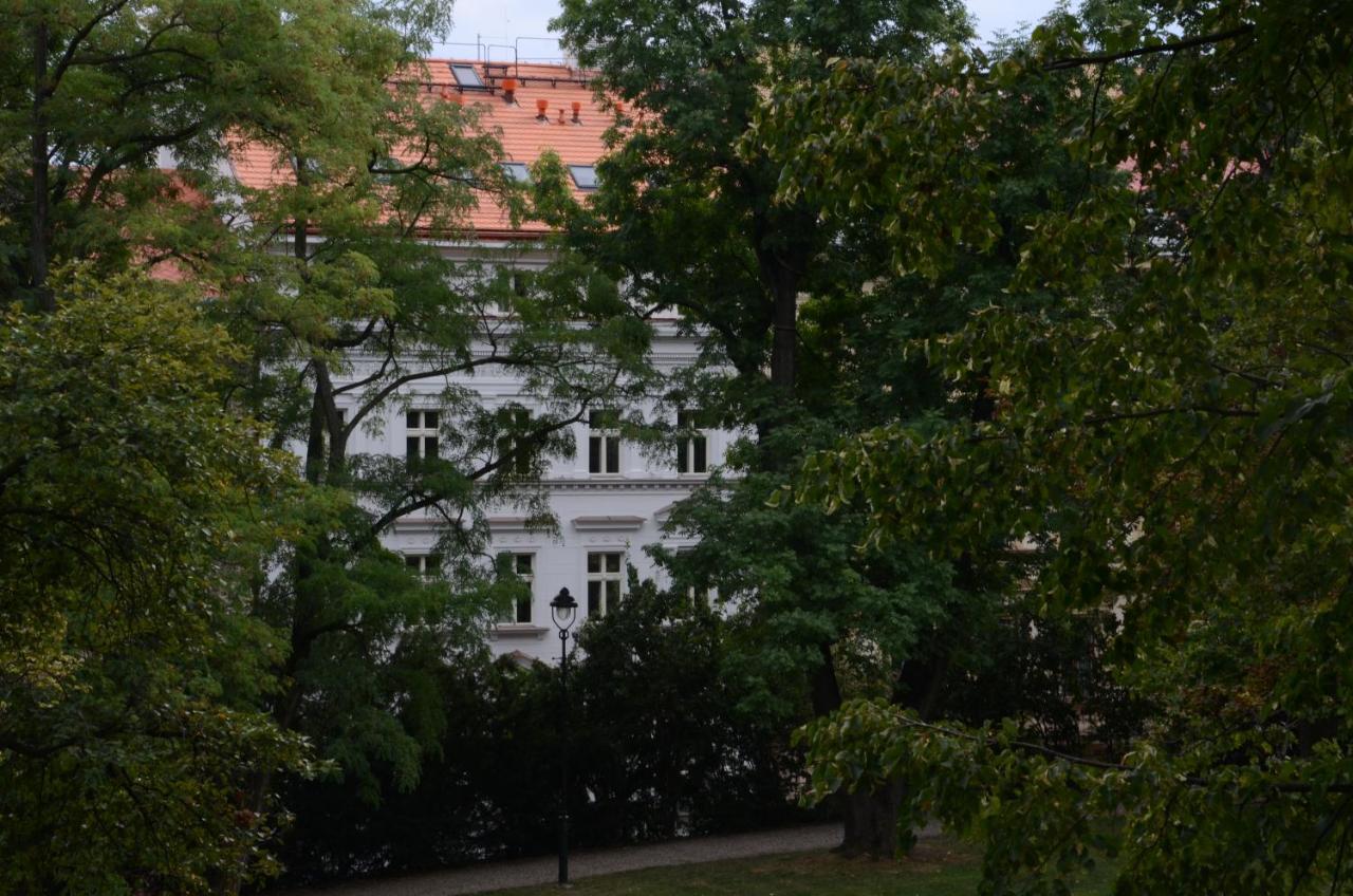 Chevron Hotel Прага Экстерьер фото